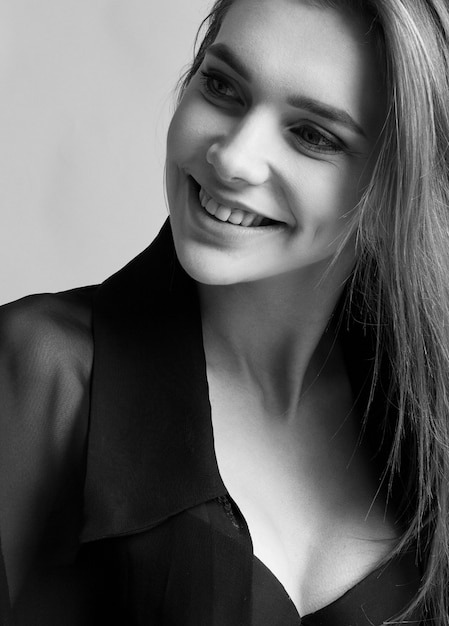 Portrait de jeune fille belle femme avec sourire noir et blanc