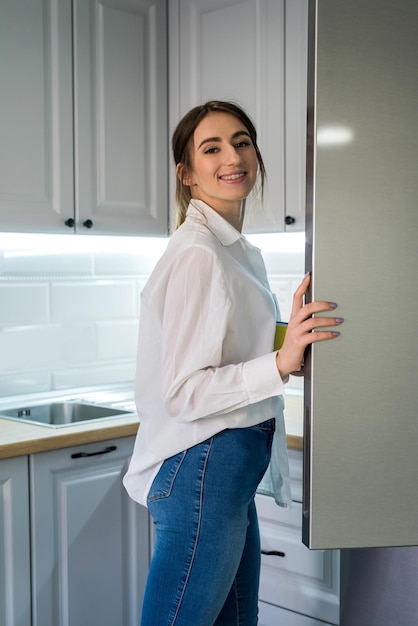 Portrait de jeune fille belle posant dans la cuisine.