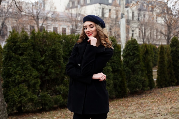 Portrait de jeune fille belle posant dans la rue