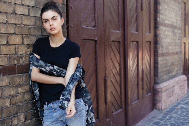 Portrait de jeune fille belle posant dans la rue