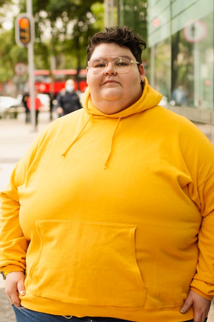 Photo portrait d'une jeune fille bien roulée adulte dans la rue