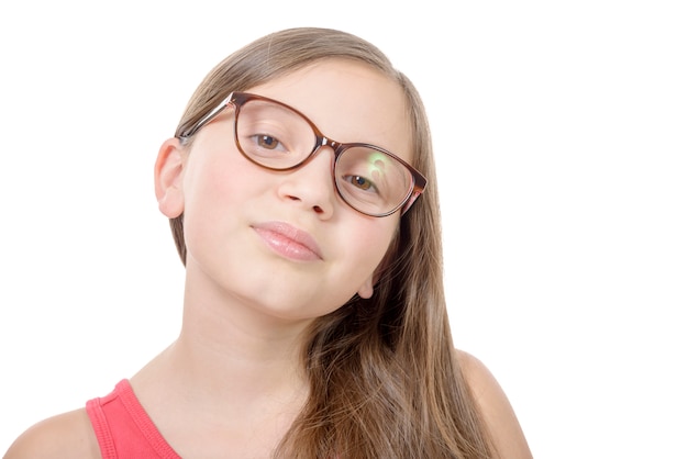 portrait de jeune fille sur blanc