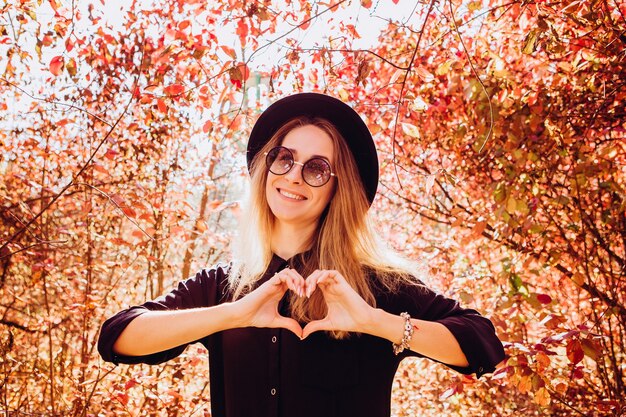 Portrait d'une jeune fille blonde dans un parc d'automne