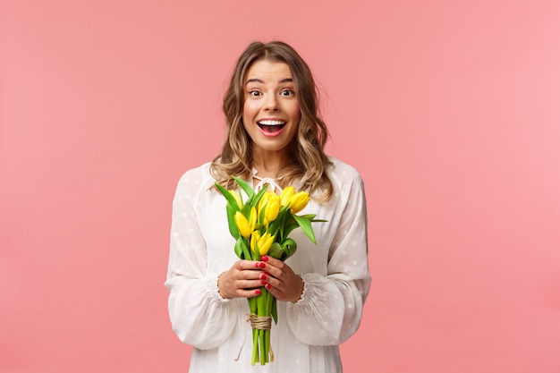 Portrait de jeune fille blonde dans une robe blanche