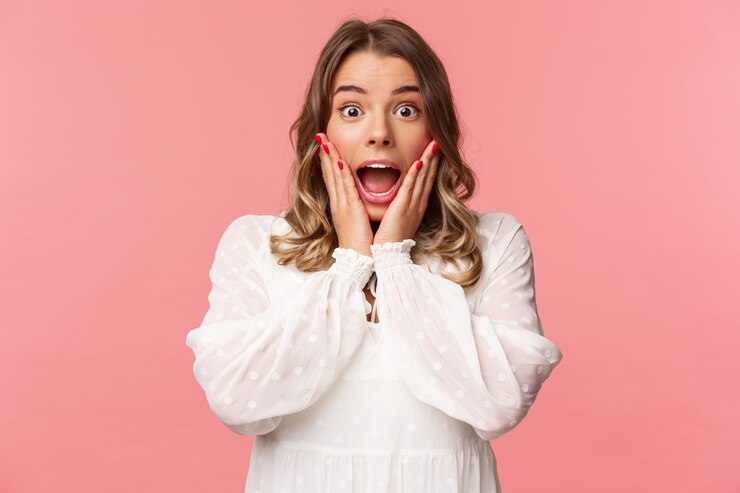 Photo portrait de jeune fille blonde dans une robe blanche