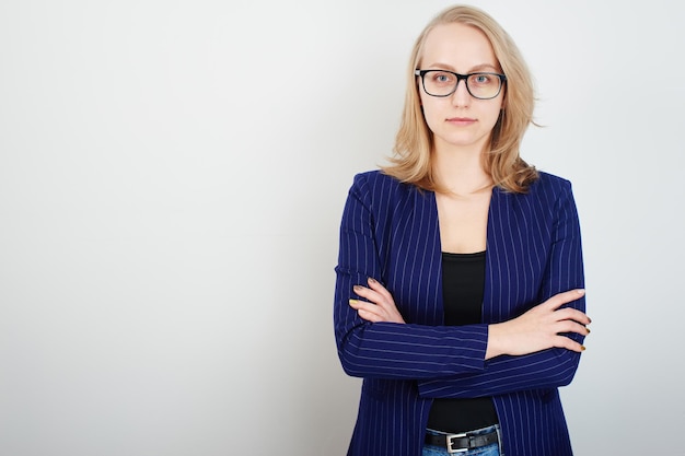 Portrait d'une jeune fille blonde sur fond blanc