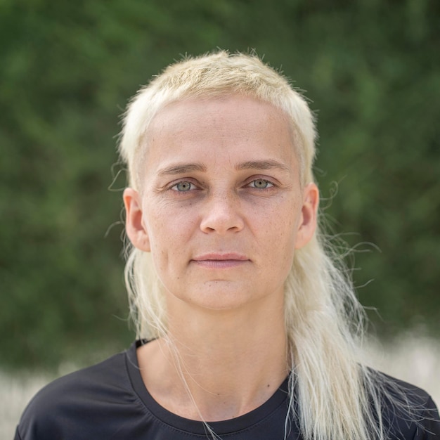 Portrait d'une jeune fille blonde sur fond de nature