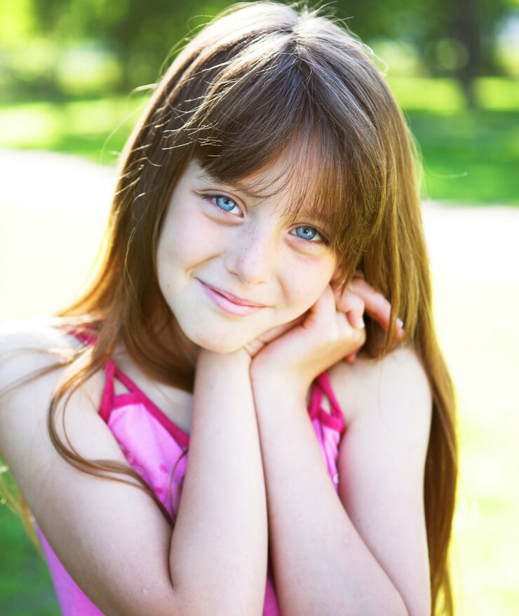 Photo portrait de jeune fille blonde jouant dans le parc