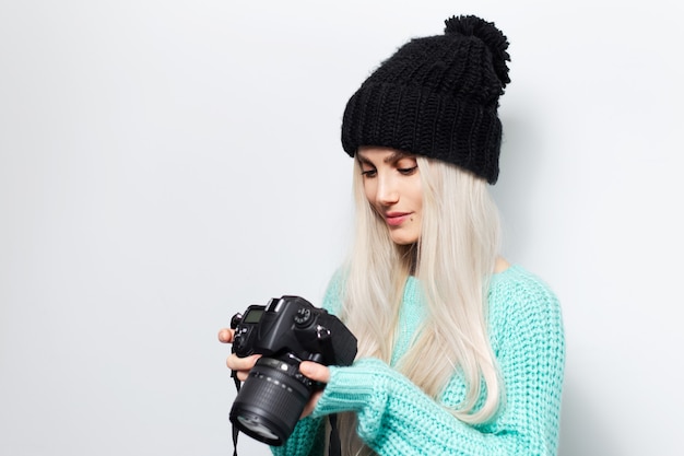 Portrait de jeune fille blonde, photographe prenant une photo sur un appareil photo reflex numérique