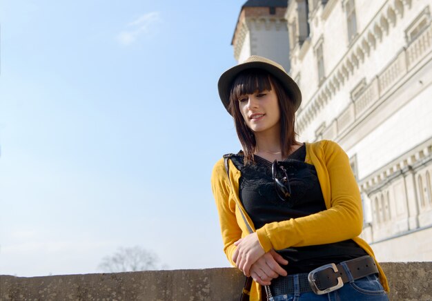 Portrait de jeune fille brune avec un chapeau d'été en ville