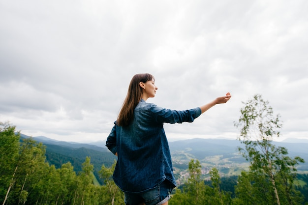 Portrait de jeune fille brune dans les montagnes de l'été