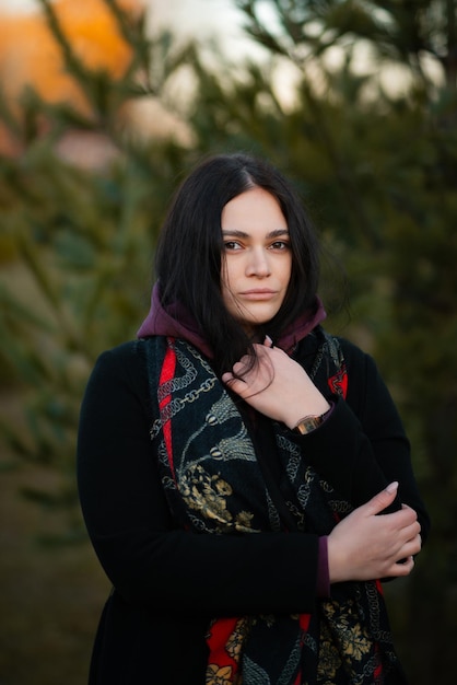 Portrait d'une jeune fille brune dans le parc