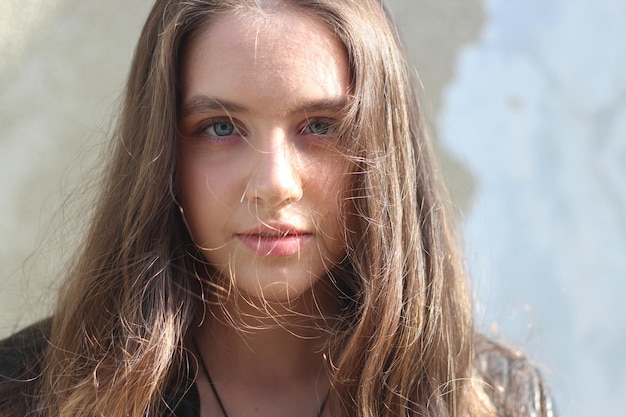 Portrait d'une jeune fille brune dans les rayons du soleil