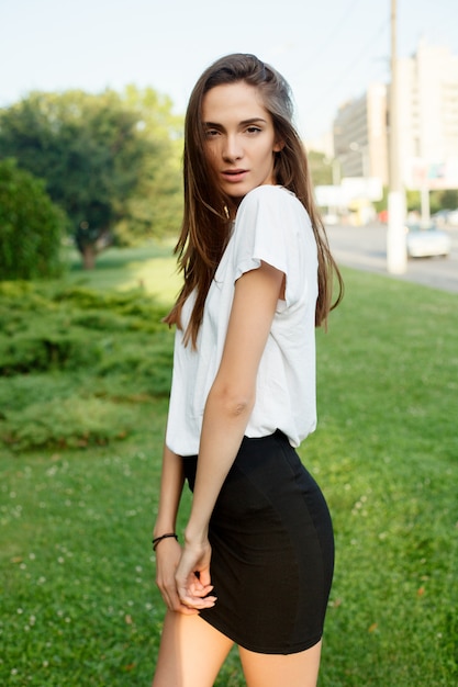 Portrait d'une jeune fille brune dans un t-shirt blanc