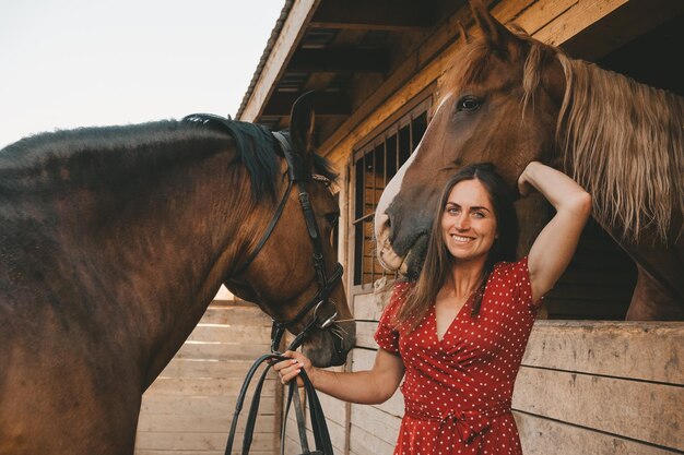 portrait d'une jeune fille brune et de deux chevaux