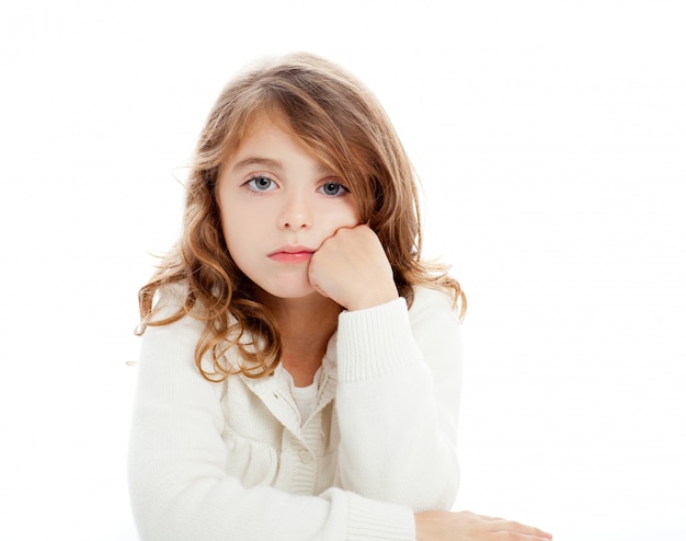 portrait de jeune fille brune sur fond blanc