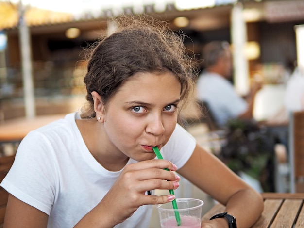 Photo portrait d'une jeune fille buvant des verres