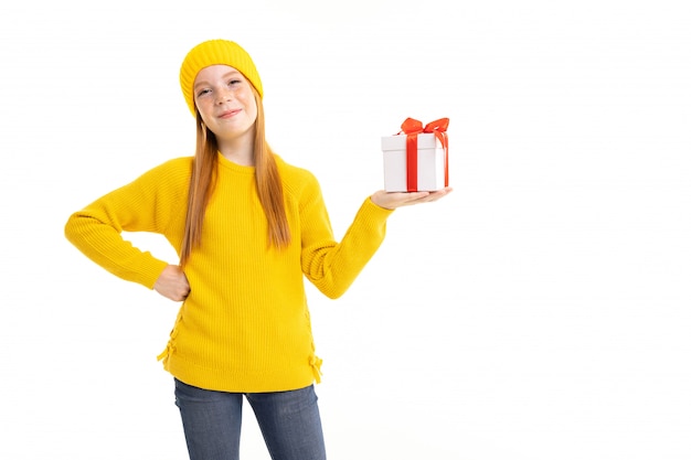 Portrait d'une jeune fille avec un cadeau dans une main