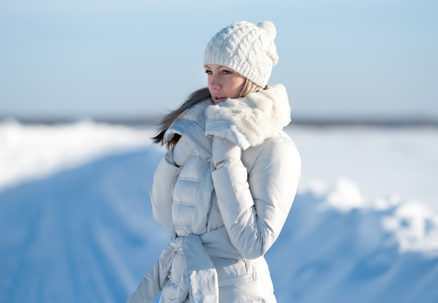 Photo portrait de la jeune fille à la casquette. l'hiver