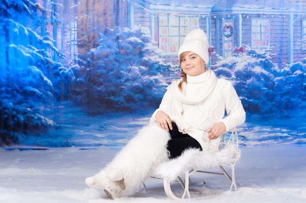 Portrait d'une jeune fille célébrant Noël