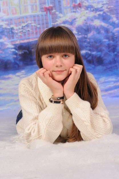 Portrait d'une jeune fille célébrant Noël