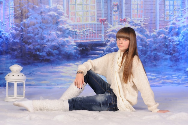 Portrait d'une jeune fille célébrant Noël