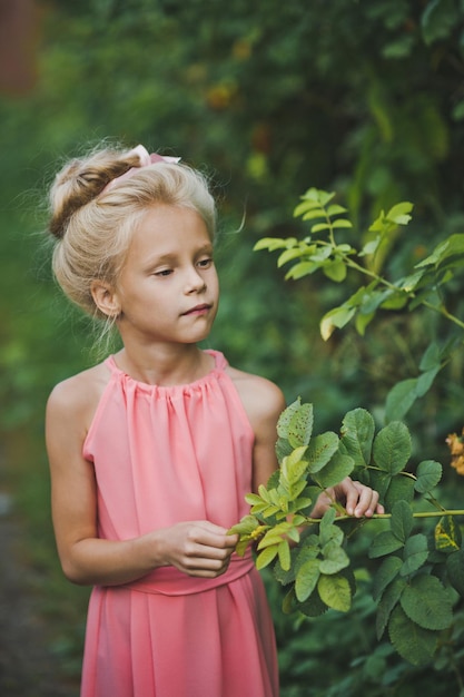 Portrait d'une jeune fille coiffée et maquillée parmi les buissons 6635