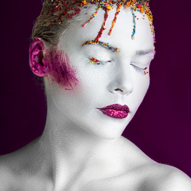 Portrait d'une jeune fille avec une coiffure perlée