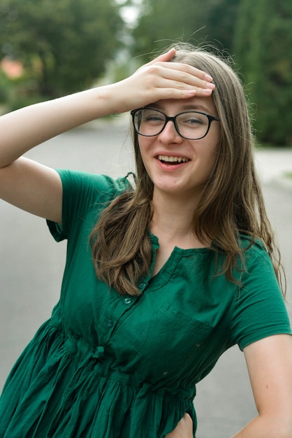 Portrait d'une jeune fille confiante avec des lunettes