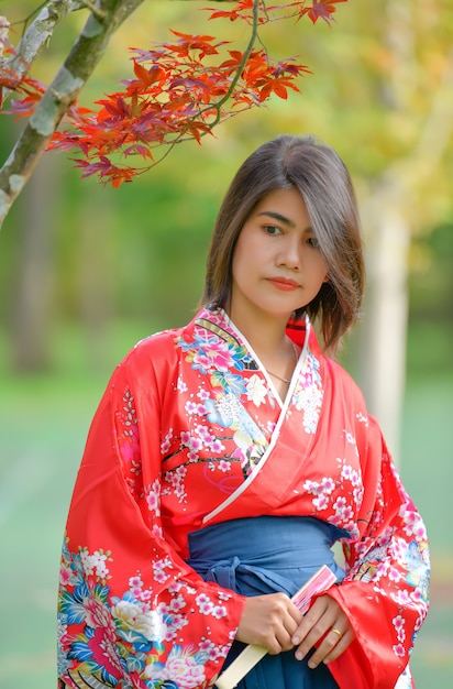 Portrait de jeune fille en costume de style japonais