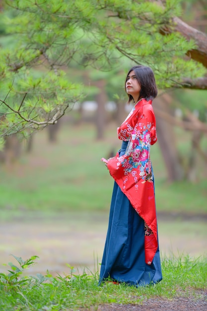 Photo portrait de jeune fille en costume de style japonais