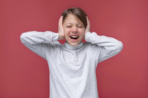 Portrait de jeune fille couvrant ses oreilles