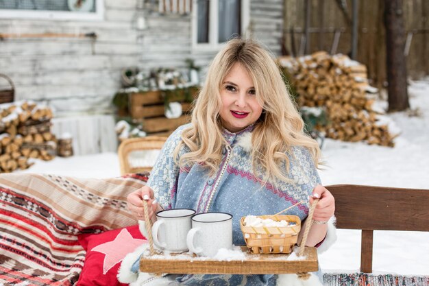 Photo portrait d'une jeune fille dans la boisson d'hiver