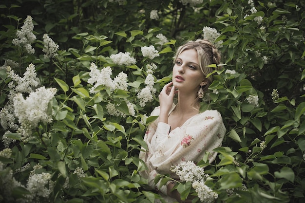 Portrait de la jeune fille dans les buissons en fleurs 2839