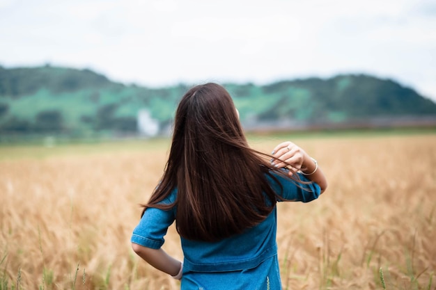 Portrait d'une jeune fille dans un champ de blé Portrait d'une belle jeune fille dans un champ de blé