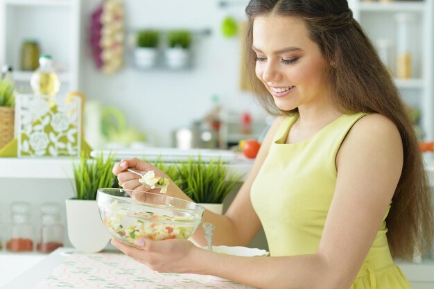 Portrait de jeune fille dans la cuisine