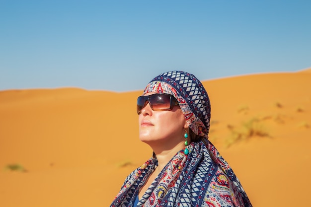 Portrait D'une Jeune Fille Dans Un Foulard. Désert Du Sahara, Erg Chebbi, Merzouga, Maroc.