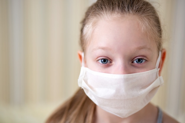 Portrait d'une jeune fille dans un masque