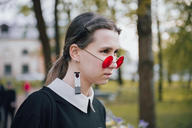 Portrait d'une jeune fille dans le parc en été