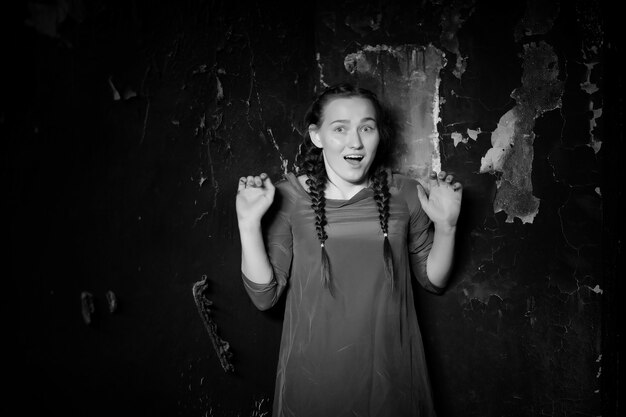 Portrait de jeune fille dans la vieille maison aux murs brûlés