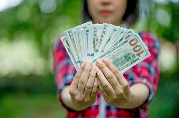 Portrait d&#39;une jeune fille avec des dollars