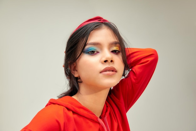 Portrait de jeune fille avec du maquillage coloré