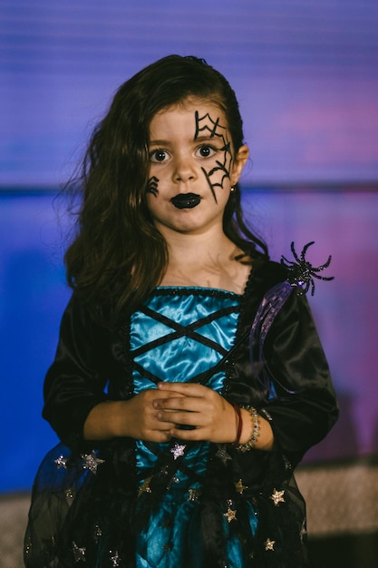 Portrait d'une jeune fille avec du maquillage d'Halloween