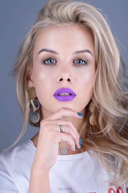 Portrait d'une jeune fille avec du rouge à lèvres violet