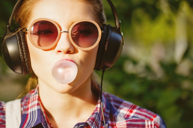 Portrait d'une jeune fille écoutant de la musique au casque