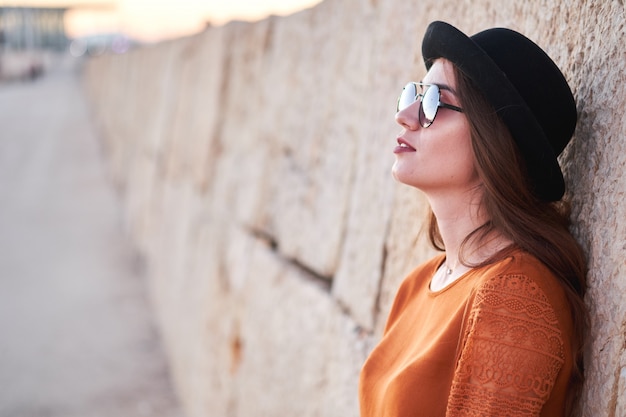 Portrait de jeune fille élégante au chapeau