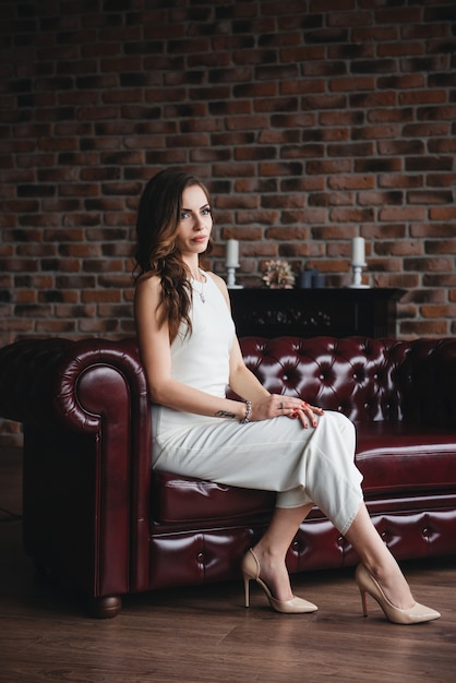 Portrait d'une jeune fille élégante dans un intérieur loft