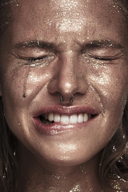 Portrait d'une jeune fille avec émotion sur son visage Un effort