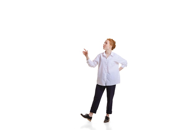 Portrait de jeune fille employé de bureau en chemise blanche avec une expression réfléchie isolé sur fond blanc