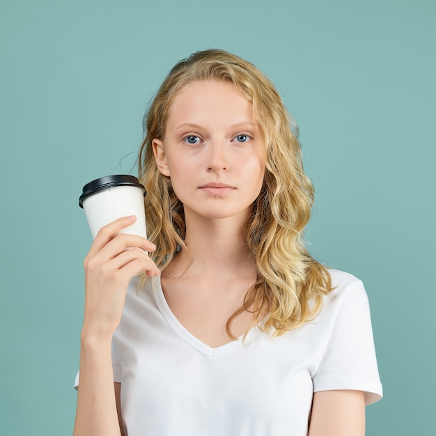 Portrait de jeune fille étudiante avec tasse de café